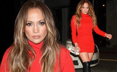 Jennifer Lopez duket tërheqëse me fustan të kuq, ndërsa shijon mbrëmjen jashtë pa Ben Affleckun