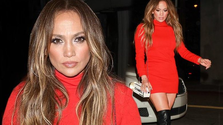 Jennifer Lopez duket tërheqëse me fustan të kuq, ndërsa shijon mbrëmjen jashtë pa Ben Affleckun