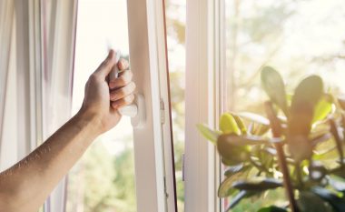 Hapja e dritareve në shtëpinë tuaj ka një përfitim befasues shëndetësor