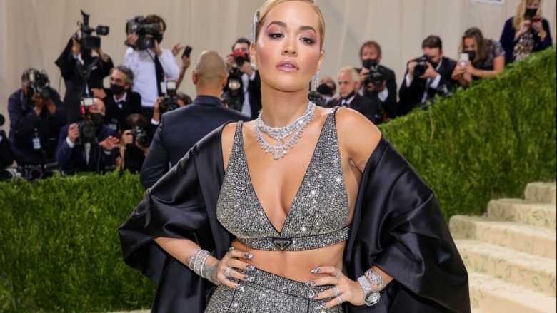 Rita Ora firmos një marrëveshje të re gjashtë milionë euroshe me gjigantin e modës “Prada”