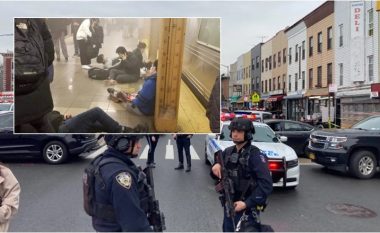 Njerëz të shtrirë në tokë në një stacion metroje në Brooklyn të New York-ut – raportohet për të shtëna por edhe për një shpërthim