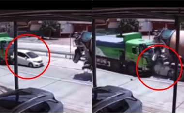 Shoferi më me fat në botë mbijetoi edhe pse përfundoi “si sanduiç” mes dy kamionëve