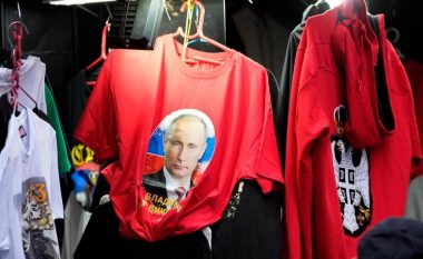Rusët po shpërngulën masivisht në Beograd, thonë se janë të shokuar që po shiten bluza me fytyrën e Vladimir Putinit