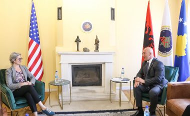 Haradinaj takon drejtoreshën e misionit MCC në Ambasadën amerikane, bisedojnë për sfidat në të cilën po kalon Kosova