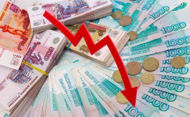 Rubla ruse vazhdon të zhvlerësohet