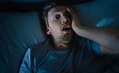 Çfarë duhet të bëni nëse ju ndodh një atak paniku gjatë natës – simptomat janë intensive, mund të çojnë në pagjumësi!