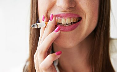 Pini duhan dhe dhëmbët tuaj janë të verdhë? Rikthejeni bardhësinë e tyre me këtë mrekulli të natyrës