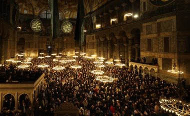 Pas 88 vjetësh, falet namazi i parë i teravisë në Xhaminë e Madhe Ayasofya në Stamboll