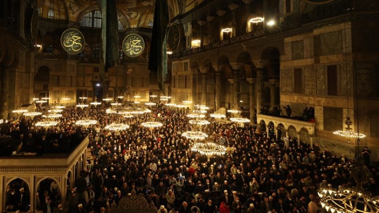 Pas 88 vjetësh, falet namazi i parë i teravisë në Xhaminë e Madhe Ayasofya në Stamboll