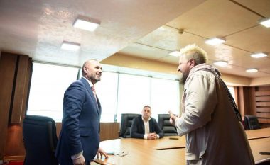 U dënua me tre vjet burg, Ministri i Drejtësisë pret në takim Bojken Lakon dhe tregon se i është bërë konvertimi i dënimit me shërbim në komunitet