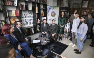 Kurti vizitoi organizatën më të vjetër rome në Prizren: Jemi të interesuar të përkrahim komunitetet