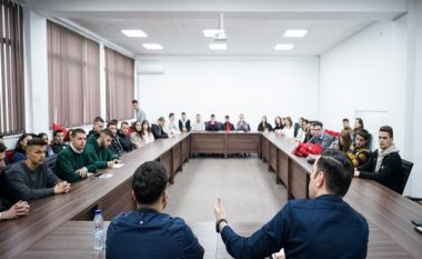 ​Abdixhiku takim me studentë: Demokracia vdes kur shkelja e Kushtetutës bëhet standard