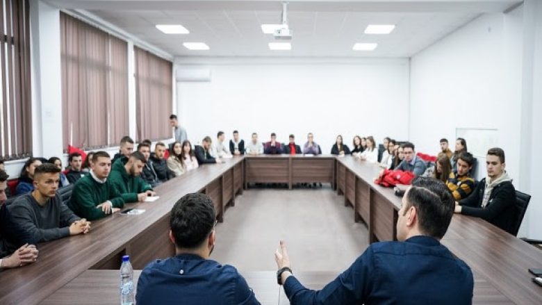 ​Abdixhiku takim me studentë: Demokracia vdes kur shkelja e Kushtetutës bëhet standard