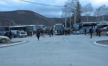 Zgjedhjet në Serbi, serbët nga veriu i Mitrovicës nisen me autobusë për të votuar
