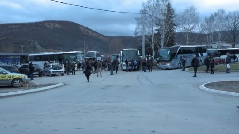 Zgjedhjet në Serbi, serbët nga veriu i Mitrovicës nisen me autobusë për të votuar