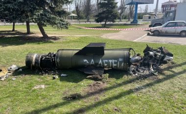 Përkthyesit identifikojnë kuptimin e shkrimit rus në një raketë, e cila ra pranë një stacioni treni në Ukrainë – ku mbetën të vdekur mbi 30 njerëz