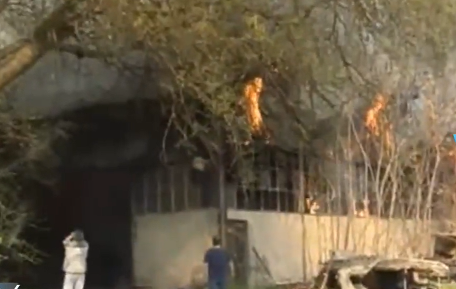 Pamje nga zjarri në Shkup, evakuohen tregtarët në afërsi të fabrikës “Treska”
