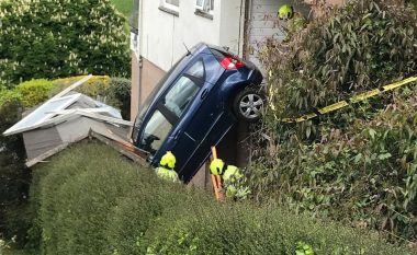 Një pensioniste në Angli shpëton mrekullisht – nuk dihet se si vetura e saj përfundoi aty