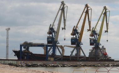 Porti detar i Mariupolit sërish funksional pas tre muajve luftime, hapen korridore për kalimin e anijeve të huaja që kishin ngecur nga fillimi luftës