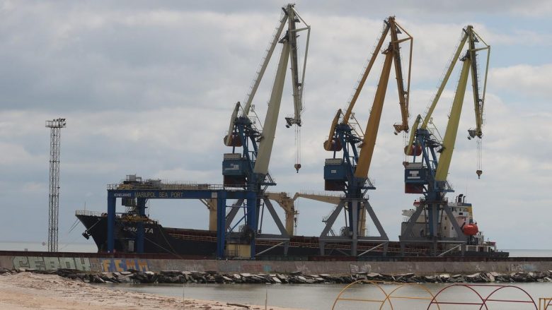 Porti detar i Mariupolit sërish funksional pas tre muajve luftime, hapen korridore për kalimin e anijeve të huaja që kishin ngecur nga fillimi luftës