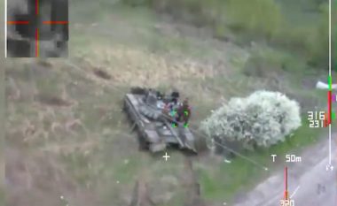 Ushtria ukrainase publikon pamjet e sulmit me dronin kamikaz, hedhin në erë tankun rus