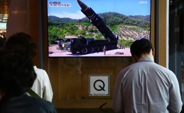 Koreja e Veriut testoi tri raketa balistike, pak orë pasi Biden u largua nga Azia