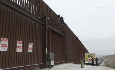Tentuan të kalojnë ilegalisht rrethojën që ndanë Meksikën nga SHBA-të, tre emigrantë ngecin në majë – shpëtohen nga zjarrfikësit amerikanë