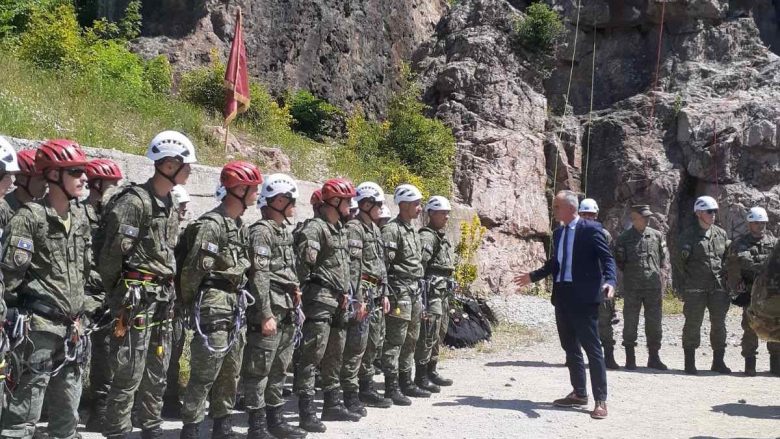 Ushtarët e FSK-së trajnohet nga instruktorë italianë për alpinizëm ushtarak