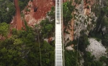 A është kjo ura e xhamit më e gjatë në botë? Në Vietnam hapet ura e gjatë 632 metra, qëndron e varur në 150 metra lartësi