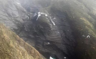 Ekipet e shpëtimit gjejnë kutinë e zezë të aeroplanit që u rrëzua në Nepal