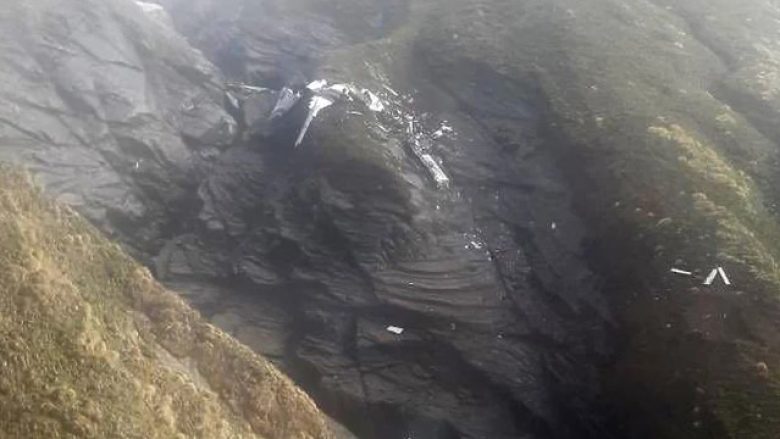 Ekipet e shpëtimit gjejnë kutinë e zezë të aeroplanit që u rrëzua në Nepal