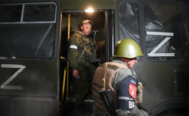 Ushtarët ukrainas po largohen nga fabrika e çelikut Azovstal me dhjetëra autobusë