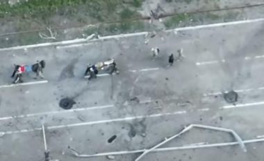 Pamjet e filmuara me dron, shfaqin momentin kur ushtarët e plagosur ukrainas nga Azovstali barten me barela nëpër autobusë