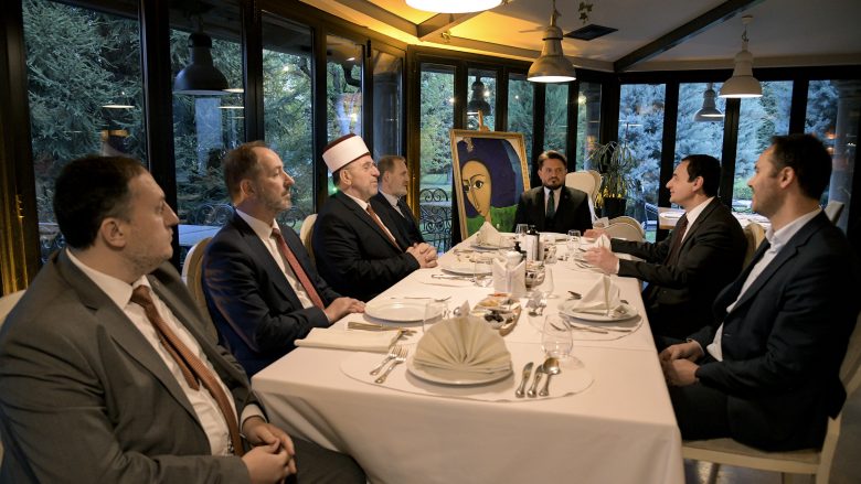 Kurti shtron iftar për kryetarin e Bashkësisë Islame të Kosovës, Naim Tërnava