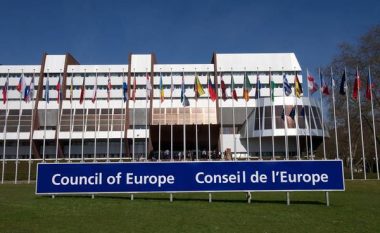 Donika Gërvalla dorëzon zyrtarisht aplikimin e Kosovës për anëtarësim në Këshillin e Evropës
