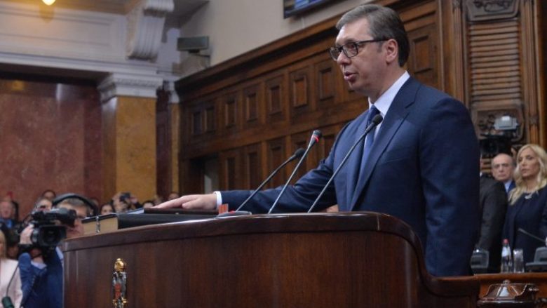 Vuçiq bën betimin si president, thotë se do të mbrojë integritetin territorial të Serbisë “me Kosovën si pjesë të saj”