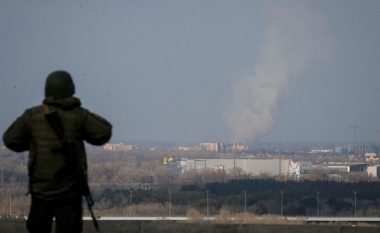 Të paktën 100 civilë mbeten në fabrikën e çelikut Azovstal – thotë zyrtari ukrainas