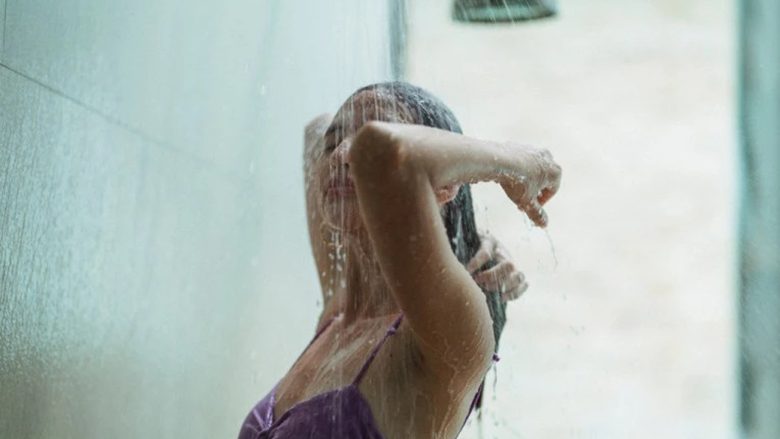 Shkencëtari zbulon: Idetë më të mira u vijnë njerëzve në dush