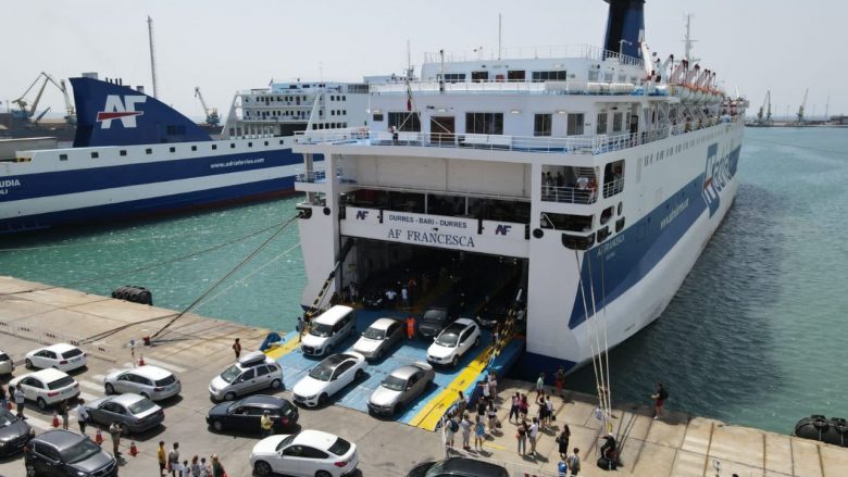 Rritet numri i udhëtarëve me tragete në portin e Durrësit, mbi 39 mijë vetëm në prill