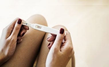 Kur testi i shtatzënisë rezulton negativ i rremë: Ka tri arsye për shfaqjen e vetëm një vije, e treta është shumë e rrezikshme!