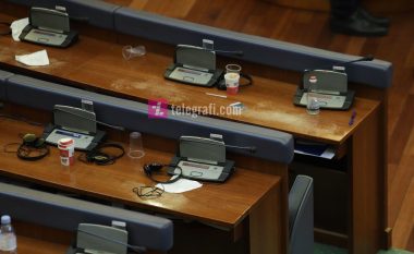 Deputetët dëmtojnë tavolinat e Kuvendit duke i goditur me shishe