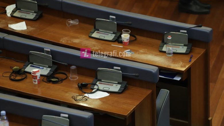 Deputetët dëmtojnë tavolinat e Kuvendit duke i goditur me shishe
