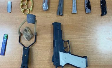 Policia kontrollon nxënësit e disa shkollave në Vushtrri – gjen thika, boks hekuri e armë plastike