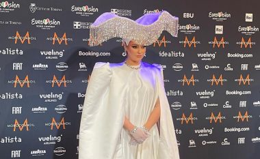 Ronela Hajati merr vëmendje me veshjen unike në konferencën për media të “Eurovision 2022”
