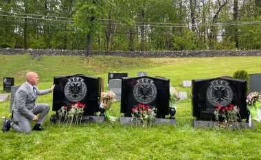 Haradinaj bën homazhe pranë varreve të vëllezërve Bytyqi në Nju Jork: Gjithmonë pranë familjes Bytyqi në betejën për drejtësi
