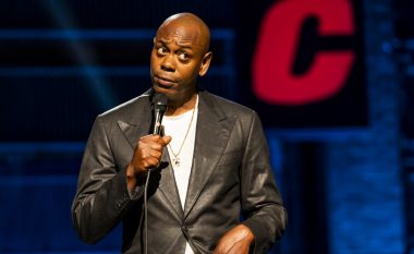 Netflix nuk do të transmetojë pjesën ku Dave Chappelle u sulmua në mes të skenës në Hollywood Bowl