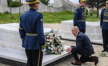 Në 24 vjetorin e vrasjes së Ilir Konushevcit dhe Hazir Malës, Haradinaj: Kujtojmë përpjekjen e shqiptarëve me shpirt e pushkë për liri