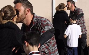 Jennifer Lopez dhe Ben Affleck duken romantik gjatë një dalje në Los Angeles teksa shkëmbejnë puthje në publik