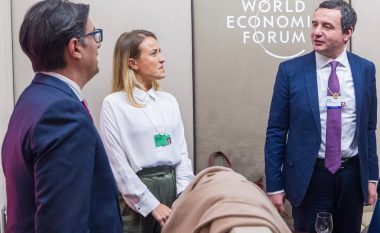 Pendarovski takon Kurtin në Davos, bisedojnë për forcimin e marrëdhënieve fqinjësore