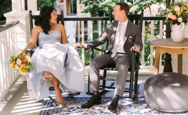 Mark Zuckerberg dhe gruaja e tij festojnë dhjetë vjetorin e martesës – improvizojnë një fotografi të ngjashme të bërë në ditën e dasmës